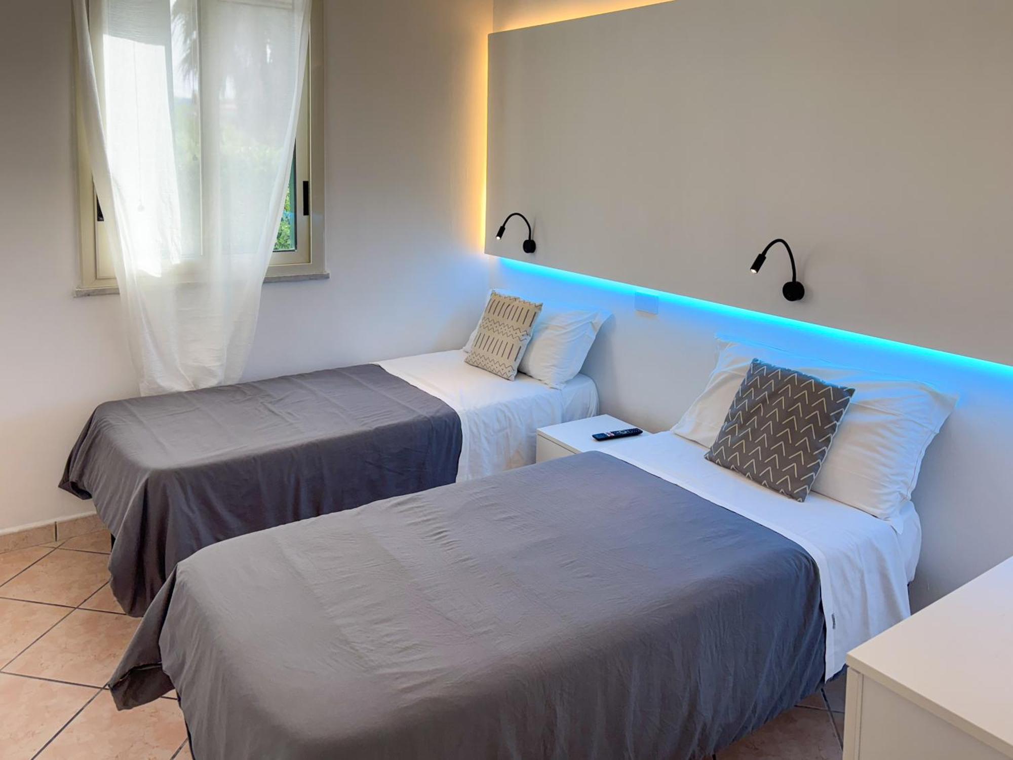 Case Vacanze Mare Nostrum - Villas In Front Of The Beach With Pool Campofelice di Roccella Kültér fotó